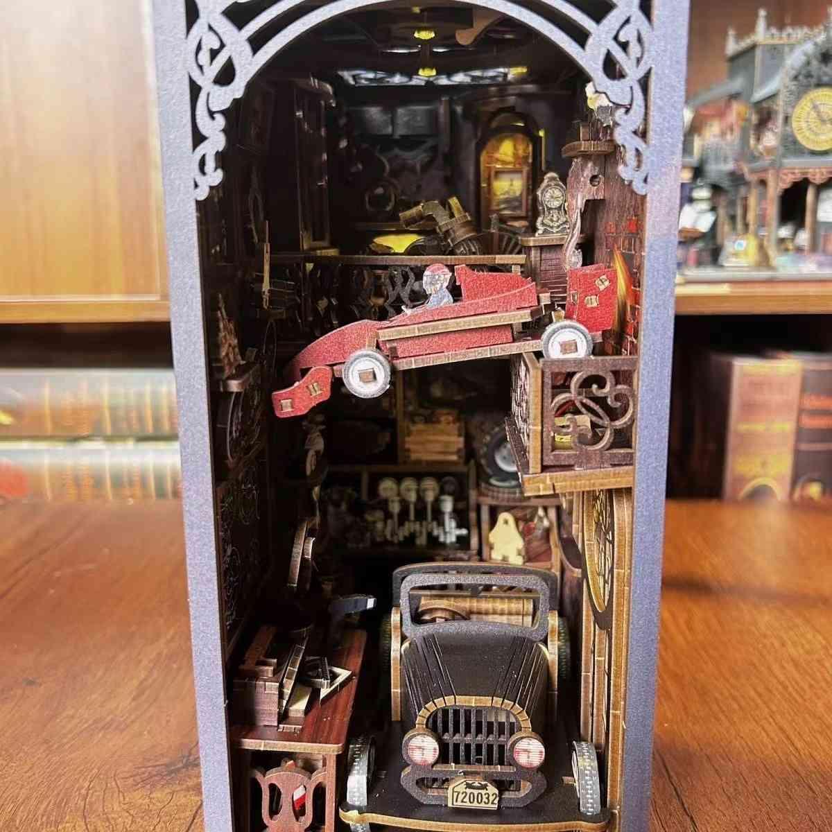 Car Player DIY Book Nook, featuring authentic miniature retro luxury cars, warm LED light, and a dust cover. Perfect for shelf decor or as a unique gift. Step back into the golden age of automobiles with this captivating book nook.