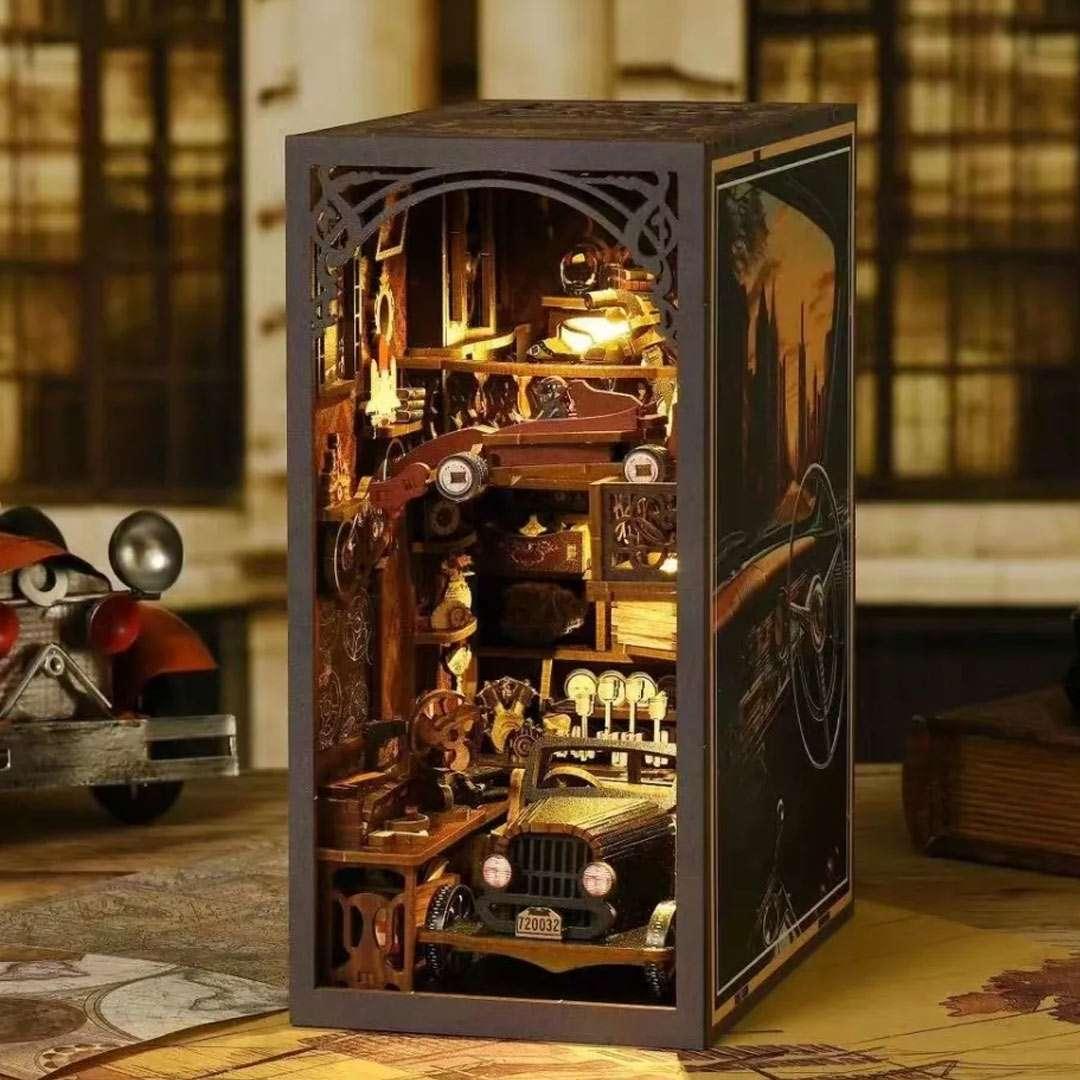 Car Player DIY Book Nook, featuring authentic miniature retro luxury cars, warm LED light, and a dust cover. Perfect for shelf decor or as a unique gift. Step back into the golden age of automobiles with this captivating book nook.
