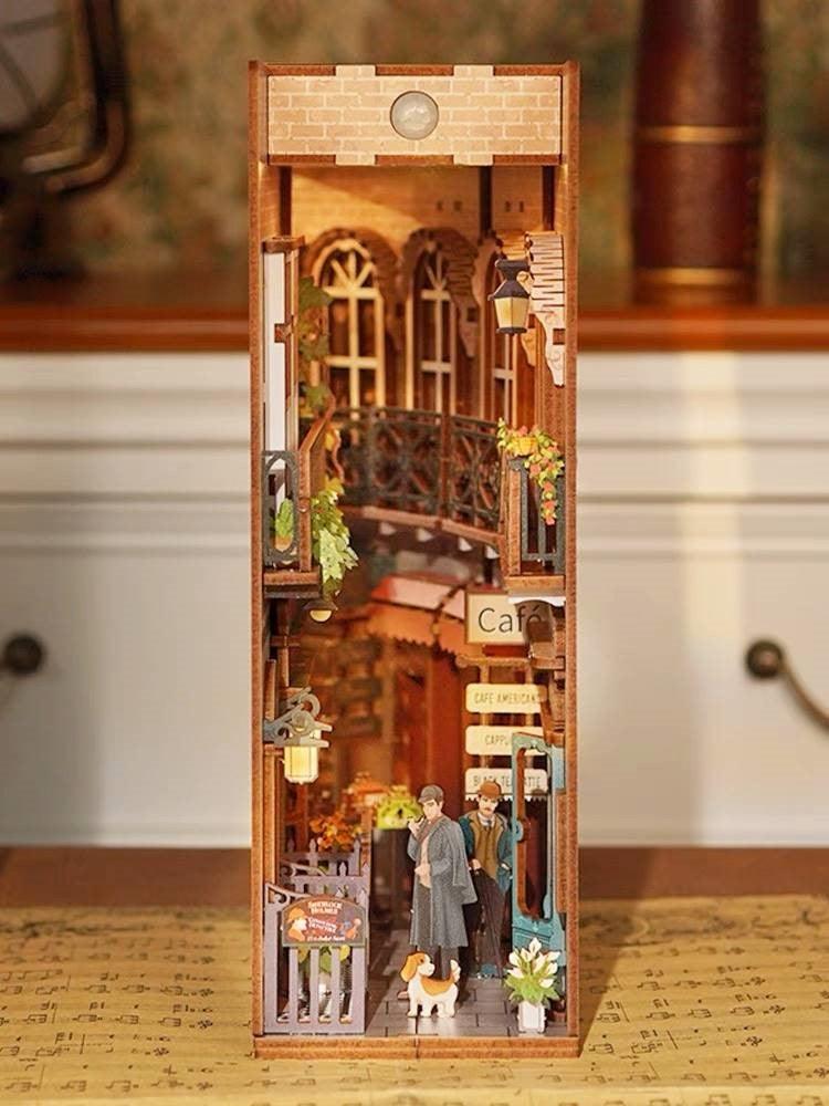 Baker Street DIY Book Nook Kit - Sherlock Holmes Bookshelf Insert Diorama - Detective 3D Wooden Bookend - Miniature Crafts