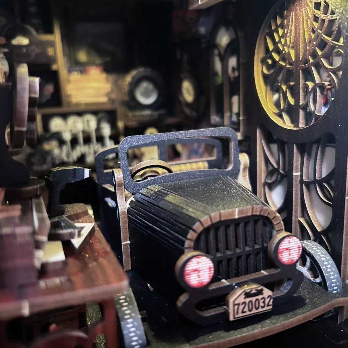 Car Player DIY Book Nook, featuring authentic miniature retro luxury cars, warm LED light, and a dust cover. Perfect for shelf decor or as a unique gift. Step back into the golden age of automobiles with this captivating book nook.